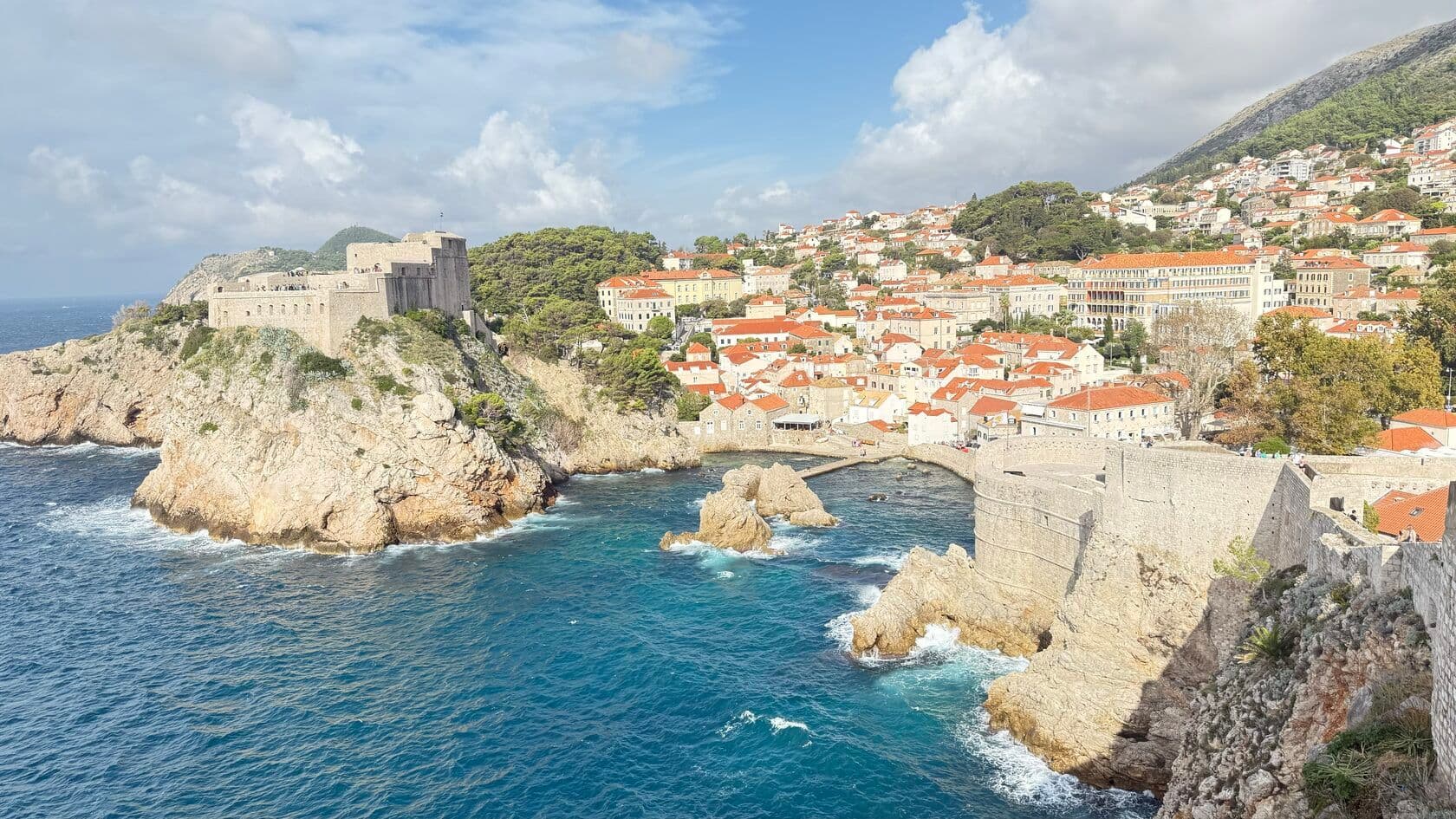 pogled na stari grad Korčulu s mora