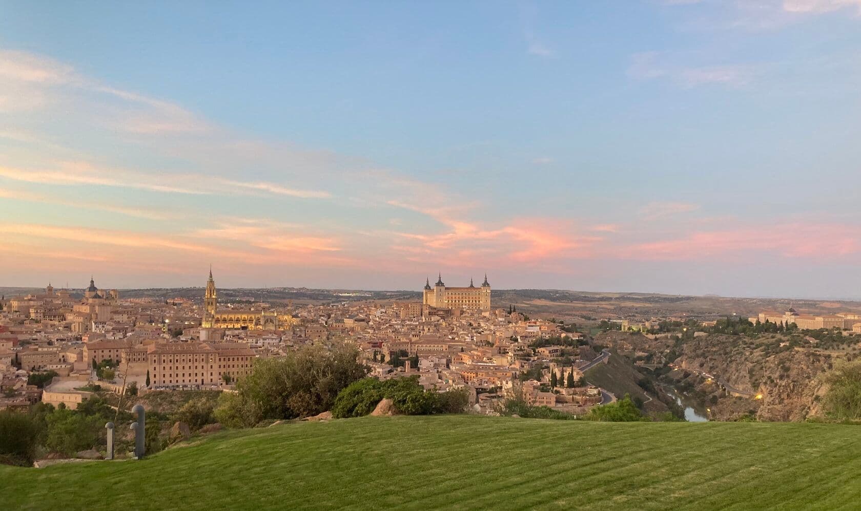 Vista panorámica de Toledo al atardecer en verano, un destino ideal para unas vacaciones familiares en España