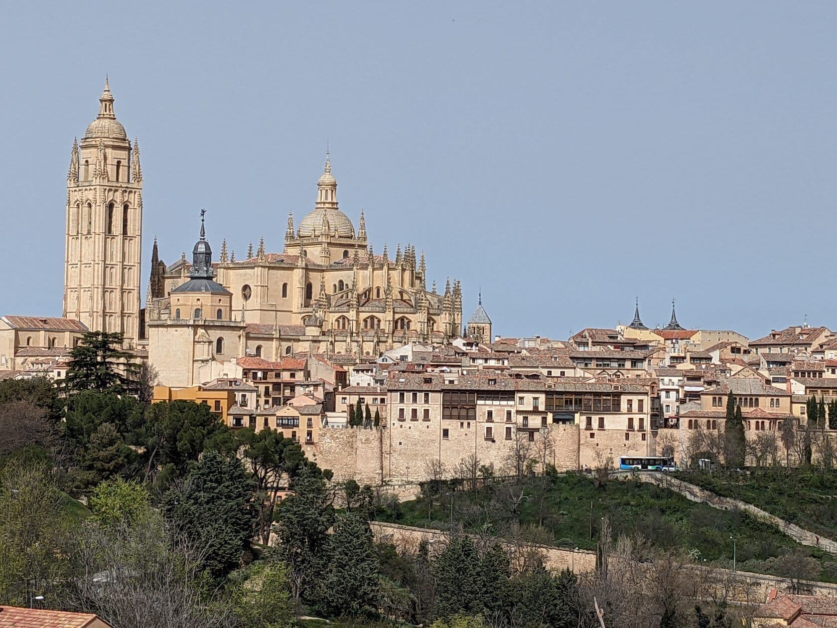 Vista de la catedral de Segovia en verano, perfecta para una escapada familiar en el centro de España