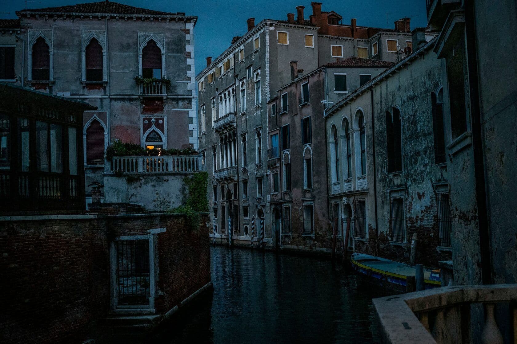 Canale di Venezia al crepuscolo con edifici storici.