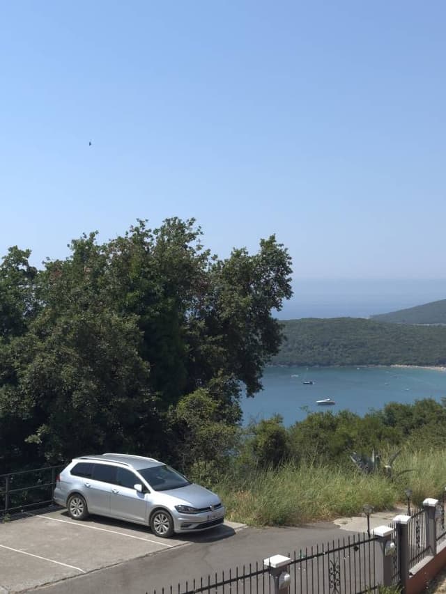 Tivat Havalimanı’nda bir Volkswagen Polo kiralama ile ilgili Tural R. tarafından bir fotoğraf (25.08.25)