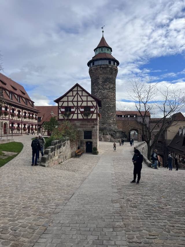 Nürnberg Havalimanı’nda bir Kia Picanto kiralama ile ilgili Huseyin D. tarafından 1 fotoğraf (12.11.23)