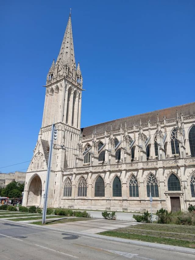 Photo 2 by SARMIS C. about renting a Renault Clio in Beauvais (8/13/25)