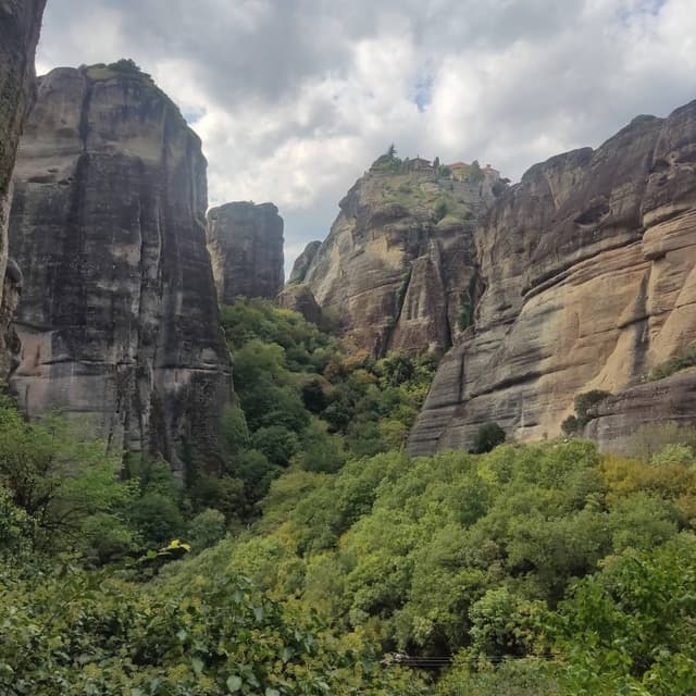 Фото 1 от Irina K. об аренде Toyota Corolla Cross в аэропорту Салоники (09.10.24)