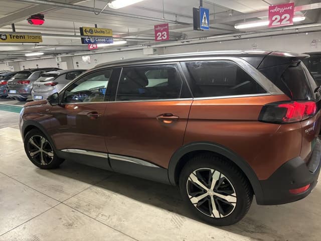 Photo by Henrique Rogerio L. about renting a Volkswagen Touran 5+2 in Turin (4/27/24)