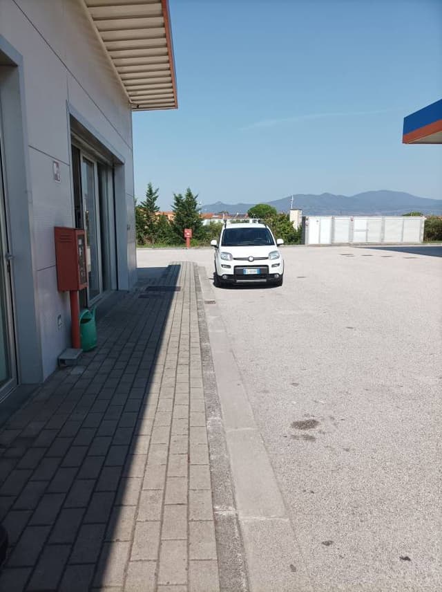 Henkilön Jouni O. kuva 1 liittyen auton Fiat 500 vuokraamiseen paikassa Pisan lentoasemalla (27.8.24)