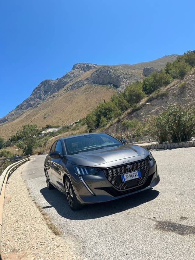 Zdjęcie 1 wykonane przez Norbert B. dotyczące wynajmu Fiat 500 w na Lotnisku Catania Fontanarossa dnia (26.07.24)
