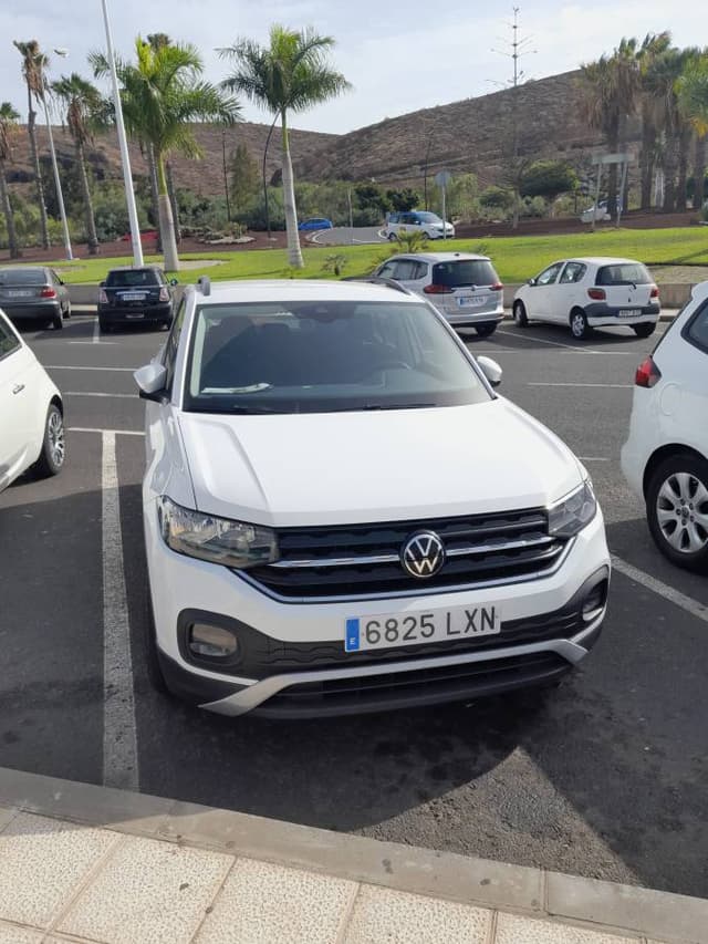 Henkilön Veli-Pekka H. kuva 1 liittyen auton Citroen C3 vuokraamiseen paikassa Teneriffan eteläisellä lentoasemalla (21.10.23)