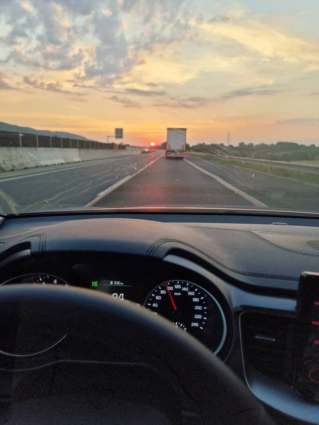 Kata U. fényképe a(z) Renault Clio autó bérléséről itt: Budapesten (22. 07. 28.)
