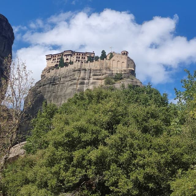 Фото 2 от Irina K. об аренде Toyota Corolla Cross в аэропорту Салоники (09.10.24)