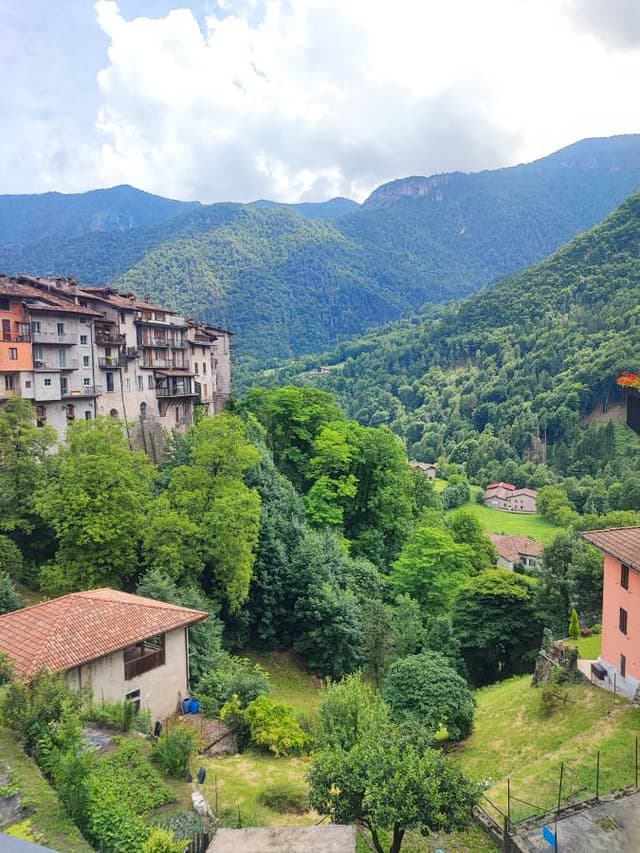 Photo 4 by Agne V. about renting a Volkswagen Polo in Bergamo (7/8/24)