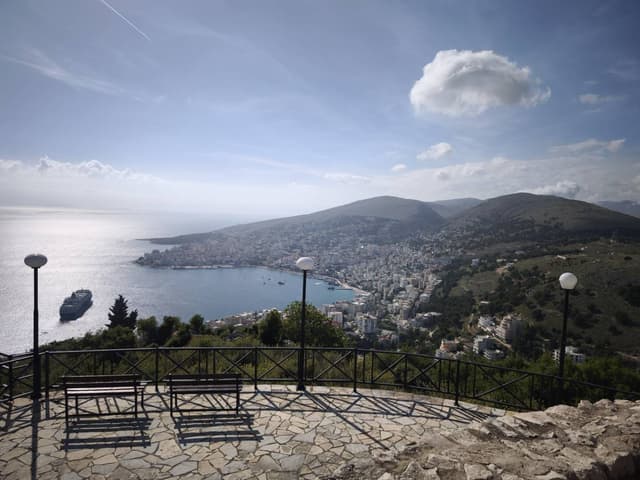 Photo 4 par SEVERINE W. sur la location d'un Volkswagen Polo en Albanie (24/05/25)