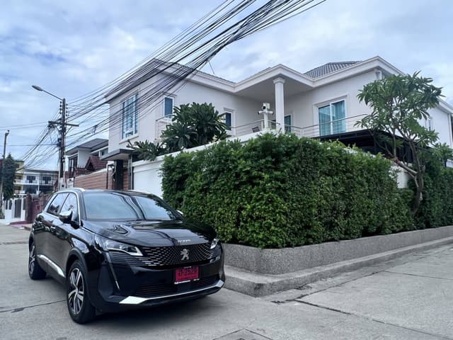 Photo 1 by Sin W. about renting a Peugeot 5008 Aut. in Bangkok (8/7/23)