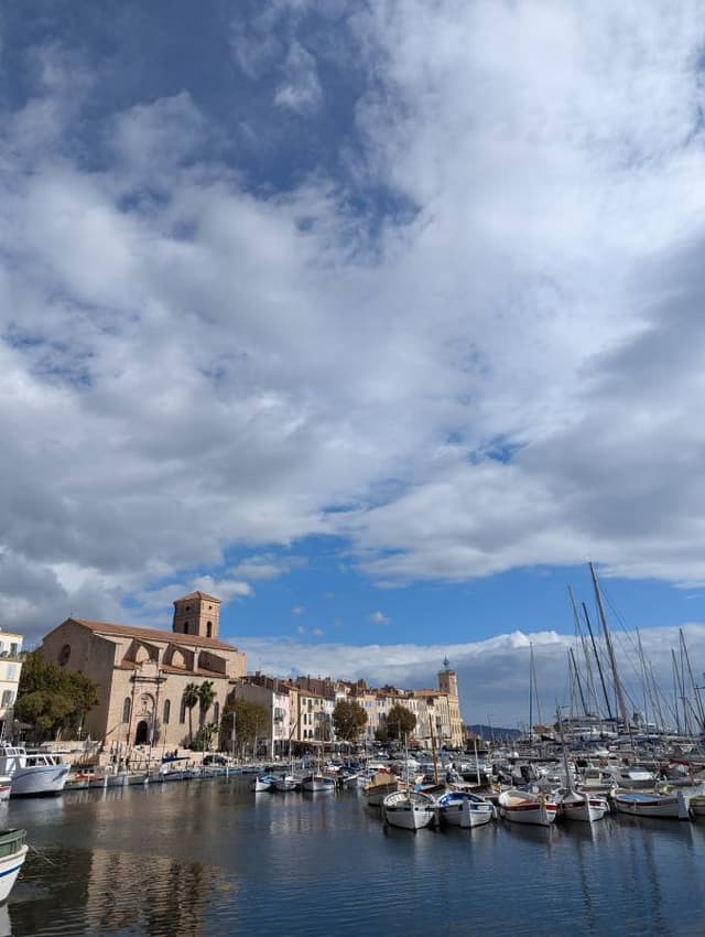 Photo 3 by Antoine B. about renting a Renault Megane in Marseille (10/25/24)