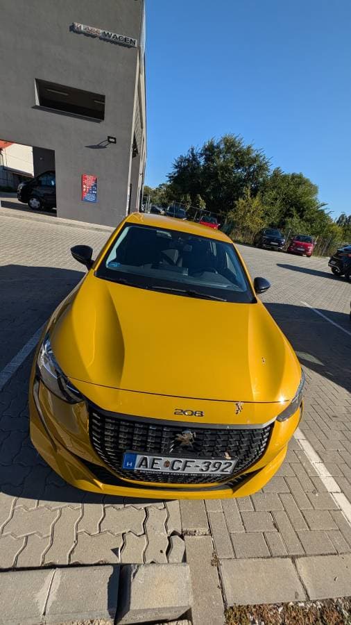Jozsef K. 1. számú fényképe a(z) Skoda Scala autó bérléséről itt: Budapest repülőtéren (24. 10. 01.)