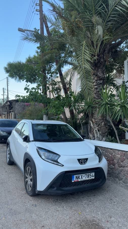 Photo by Ravinder M. about renting a Toyota Aygo in Santorini (9/5/25)
