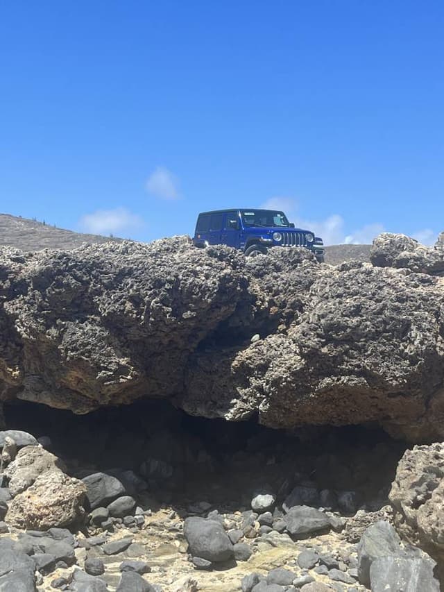 Photo by Thomas W. about renting a Jeep Wrangler at Oranjestad Airport (6/25/23)