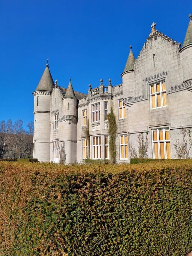 Henkilön Unto M. kuva 1 liittyen auton Nissan Qashqai vuokraamiseen paikassa Yhdistyneessä kuningaskunnassa (6.4.25)