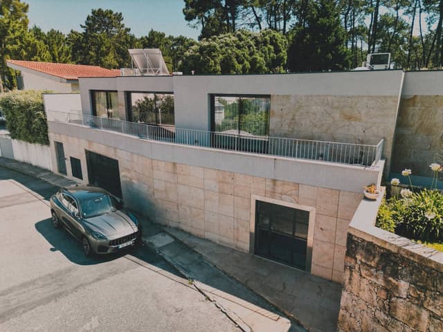 Photo 1 by Jesse M. about renting a MG EHS in Porto (8/17/24)
