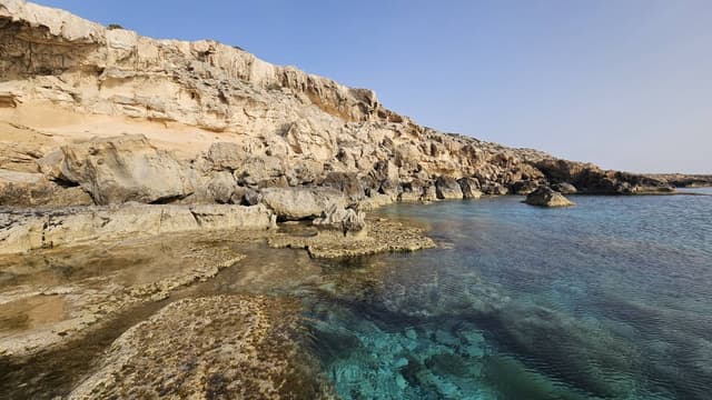 Zdjęcie 3 wykonane przez Adam B. dotyczące wynajmu Toyota Aygo w na Lotnisku w Pafos dnia (30.03.24)