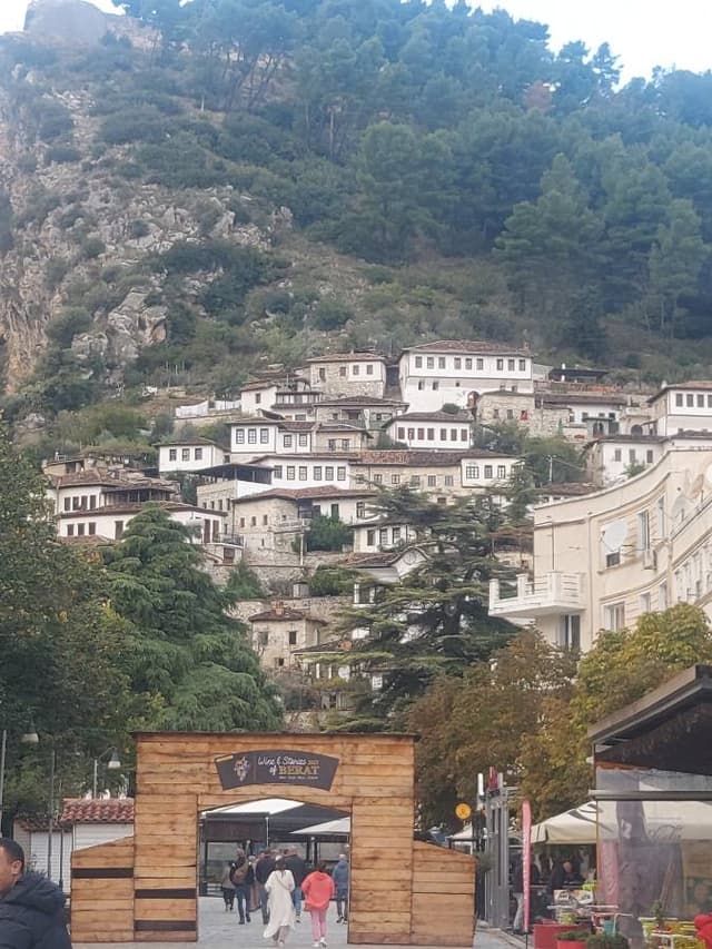 Fotografie 4 realizată de Liviu V. despre închirierea unei mașini Fiat Tipo în Albania (06.11.23)