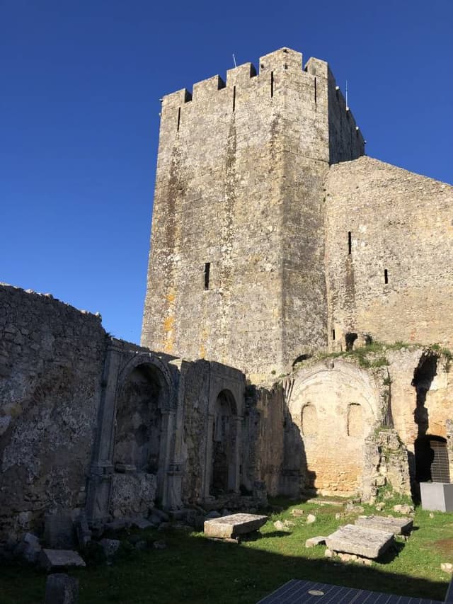 Photo 4 by Carolyn H. about hiring a SEAT Arona in Portugal (06/04/26)