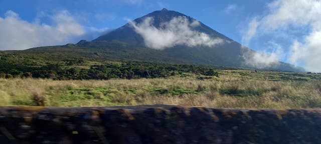 Photo 2 by Franck L. about renting a Renault Clio in Pico (8/7/23)