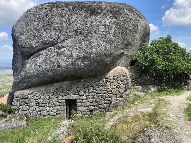 Photo 5 by JENNIFER C. about renting a Seat Arona in Viseu (5/23/25)