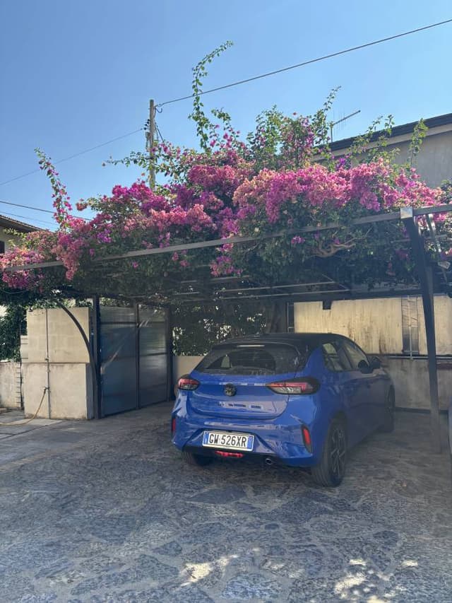 Foto di Davide P. sul noleggio di una Opel Corsa a Napoli (14/08/25)