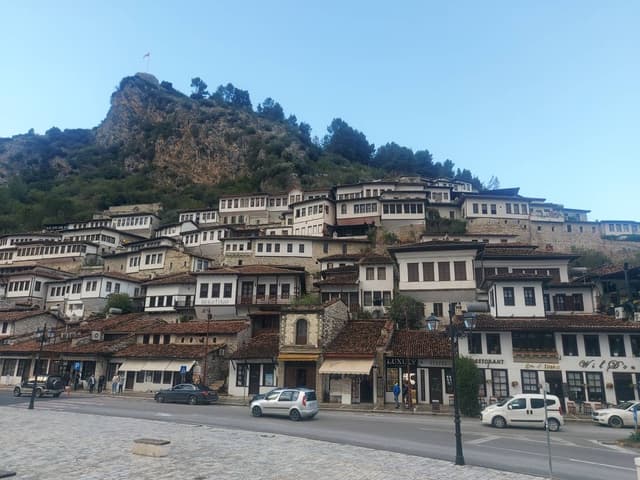 Fotografie 5 realizată de Liviu V. despre închirierea unei mașini Fiat Tipo în Albania (06.11.23)