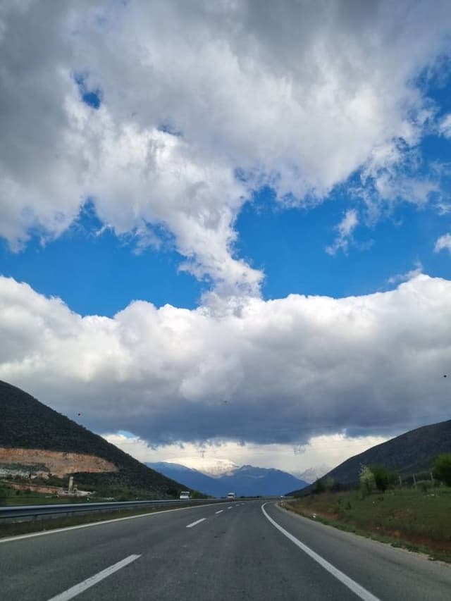 Üsküp Havalimanı’nda bir Hyundai i10 kiralama ile ilgili Ece H. tarafından 2 fotoğraf (14.04.25)