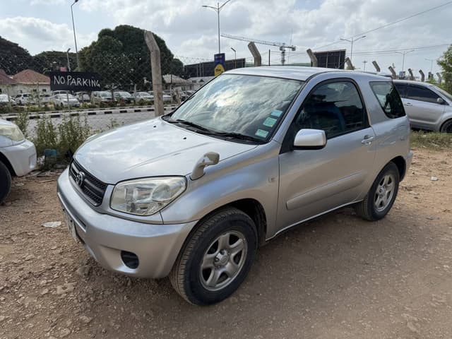 Photo 2 by Paulius R. about renting a Toyota RAV4 at Zanzibar Airport (3/5/25)
