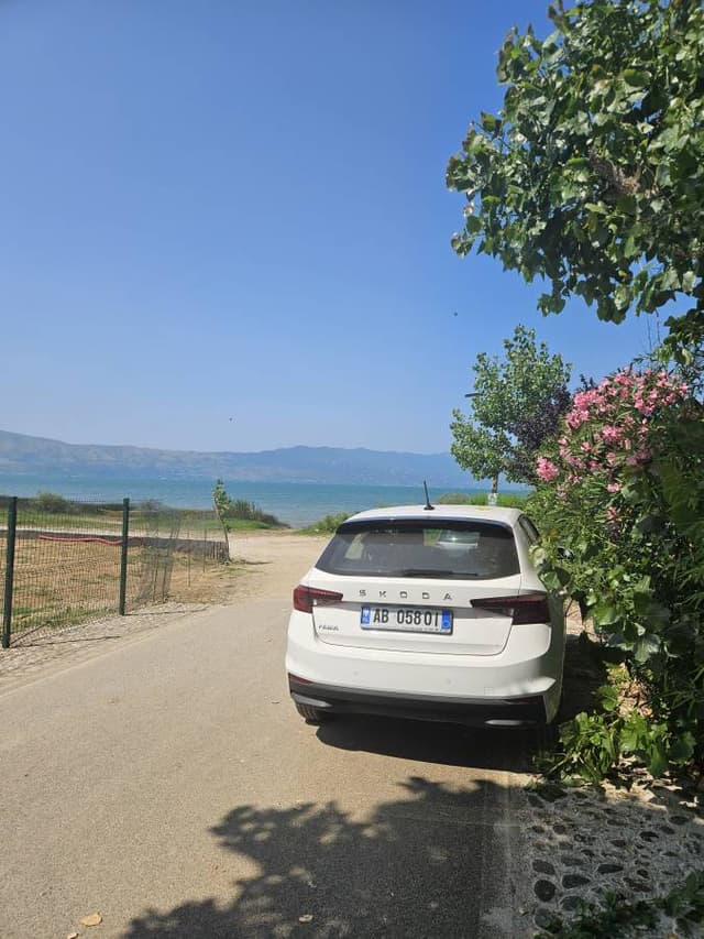 Photo 3 par Ariane G. sur la location d'un Renault Clio à Tirana (26/06/25)