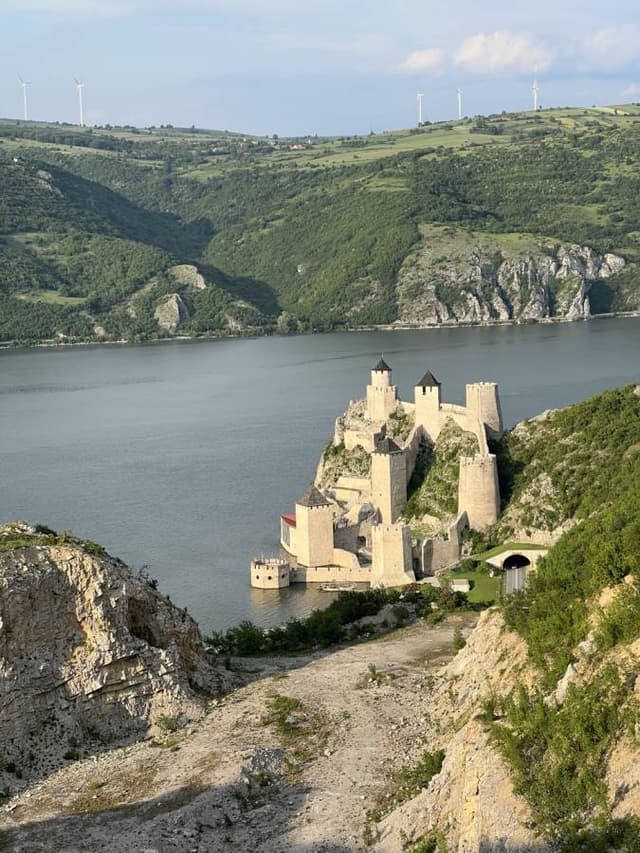 Фото 2 от Denis A. об аренде Jeep Avenger в аэропорту Белграда (11.05.25)