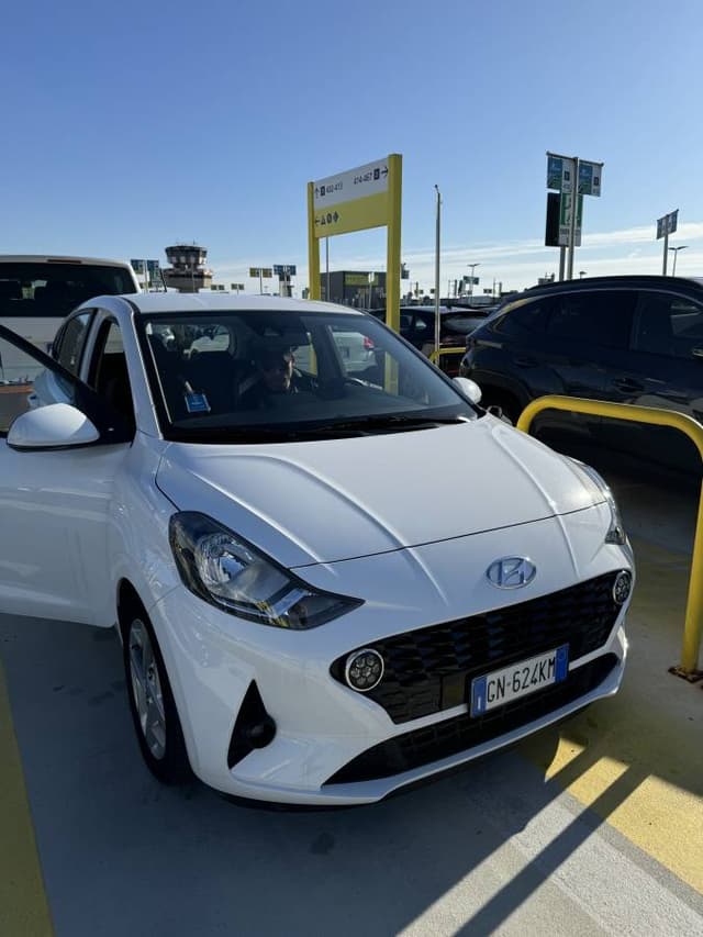 Photo by Josue M. about renting a Toyota Aygo in Venice (10/15/24)