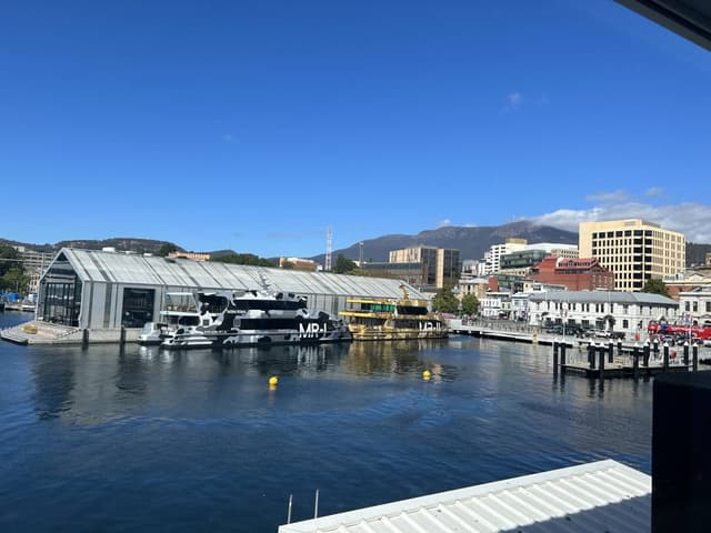 Photo 2 by Yoon C. about hiring a Ford Everest at Hobart Airport (02.01.24)