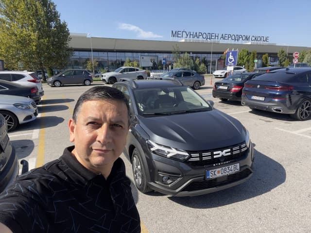 Üsküp Havalimanı’nda bir Renault Clio kiralama ile ilgili ARIF A. tarafından bir fotoğraf (20.10.23)