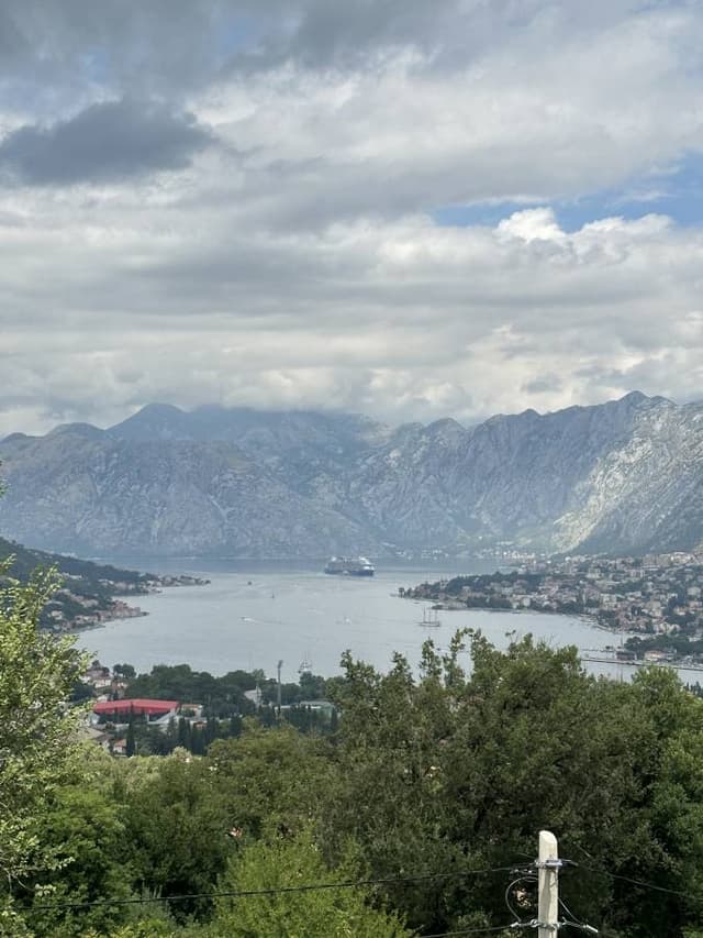 Podgorica Havalimanı’nda bir Hyundai i10 kiralama ile ilgili Hamdi S. tarafından 2 fotoğraf (05.08.23)
