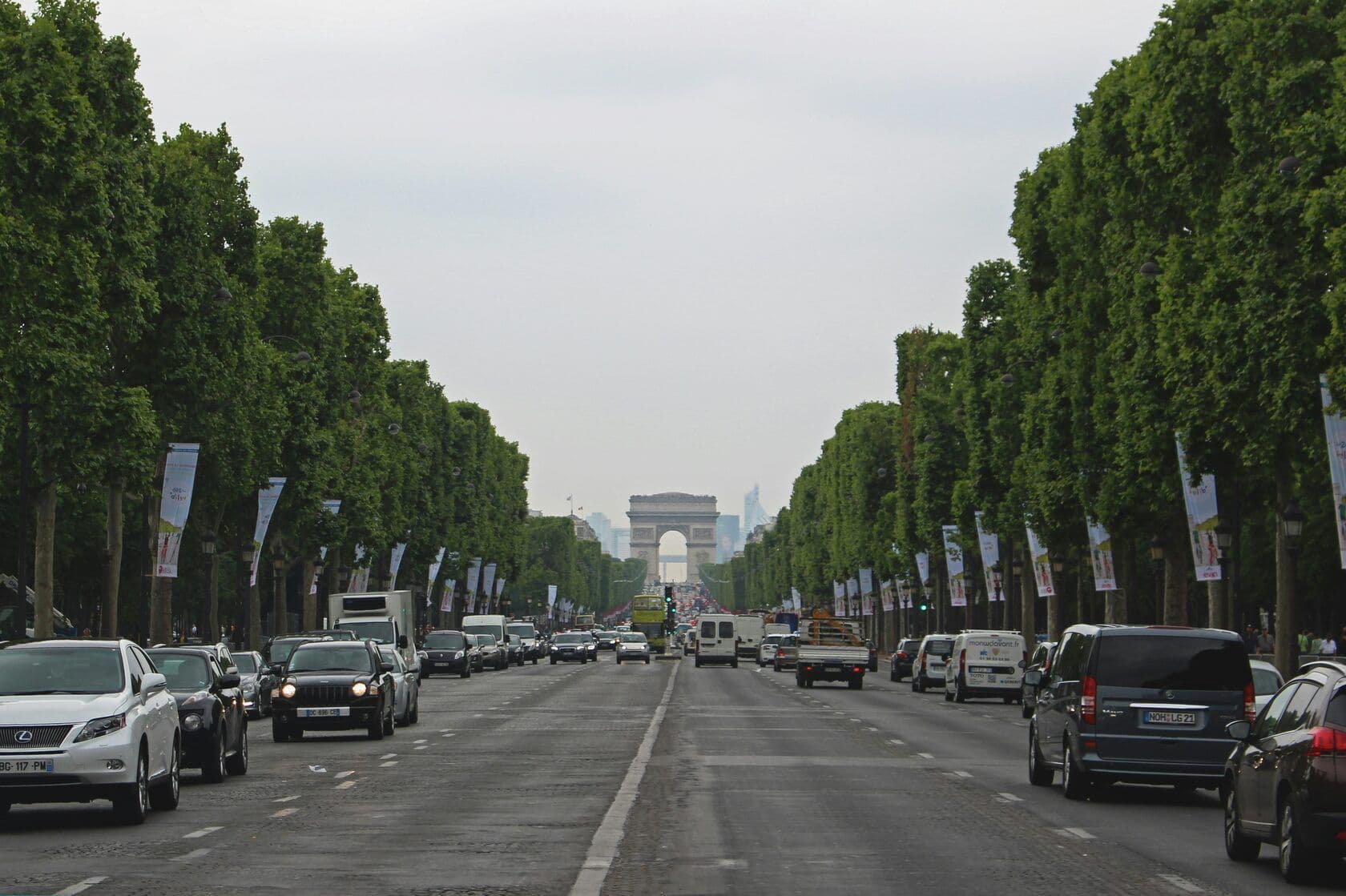 Avenue des Champs-Élysées à Paris avec vue sur l’Arc de Triomphe au loin