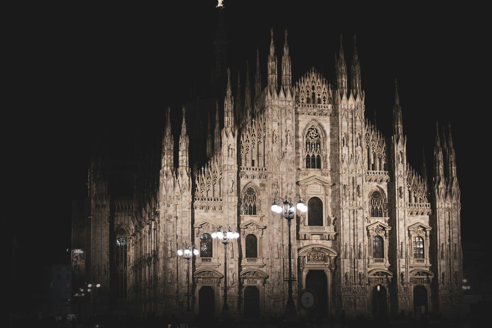Duomo di Milano illuminato di notte.
