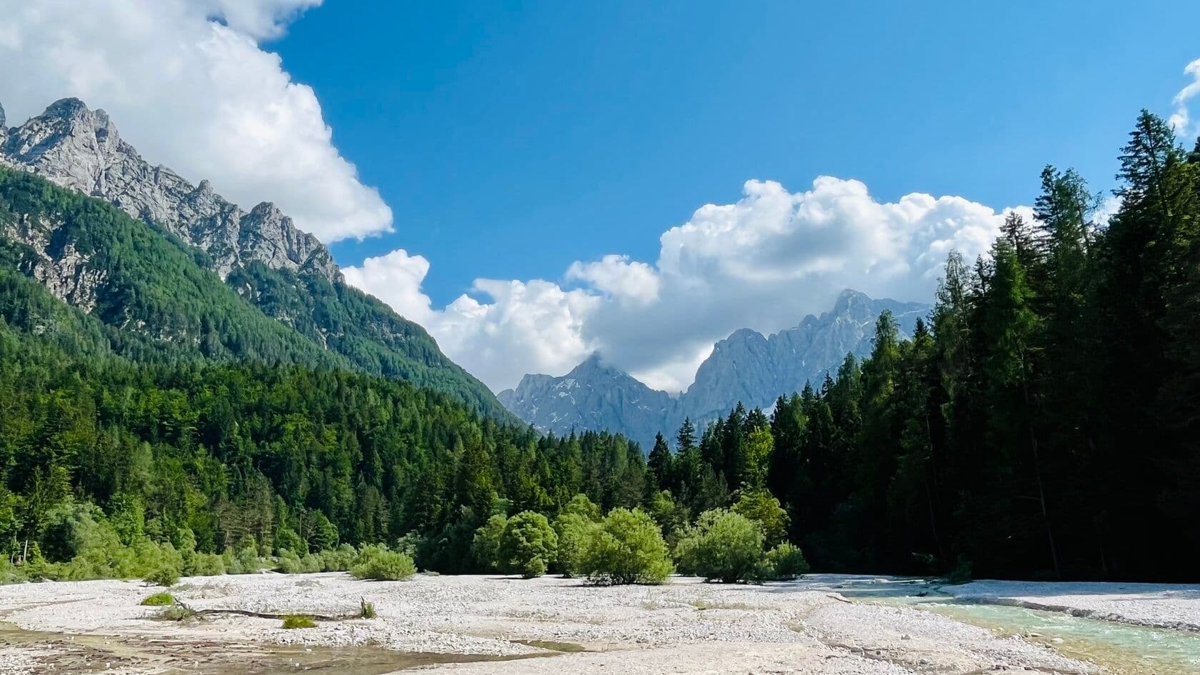 planinski pejzaž sa šljunkovitom riječnom obalom u Hrvatskoj