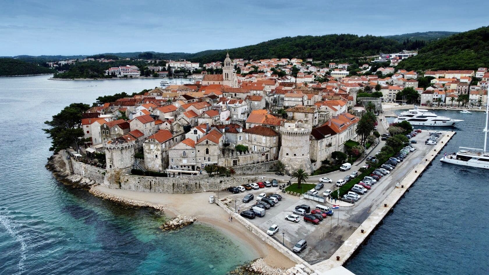pogled na stari grad Korčulu s mora