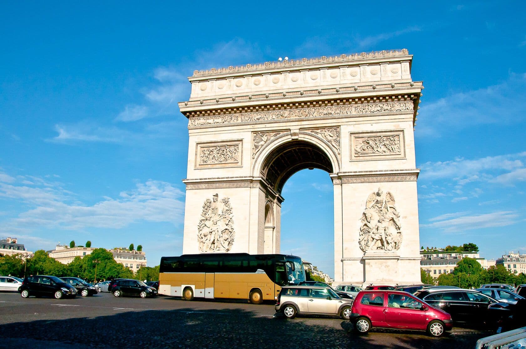 Avenue des Champs-Élysées à Paris avec vue sur l’Arc de Triomphe au loin