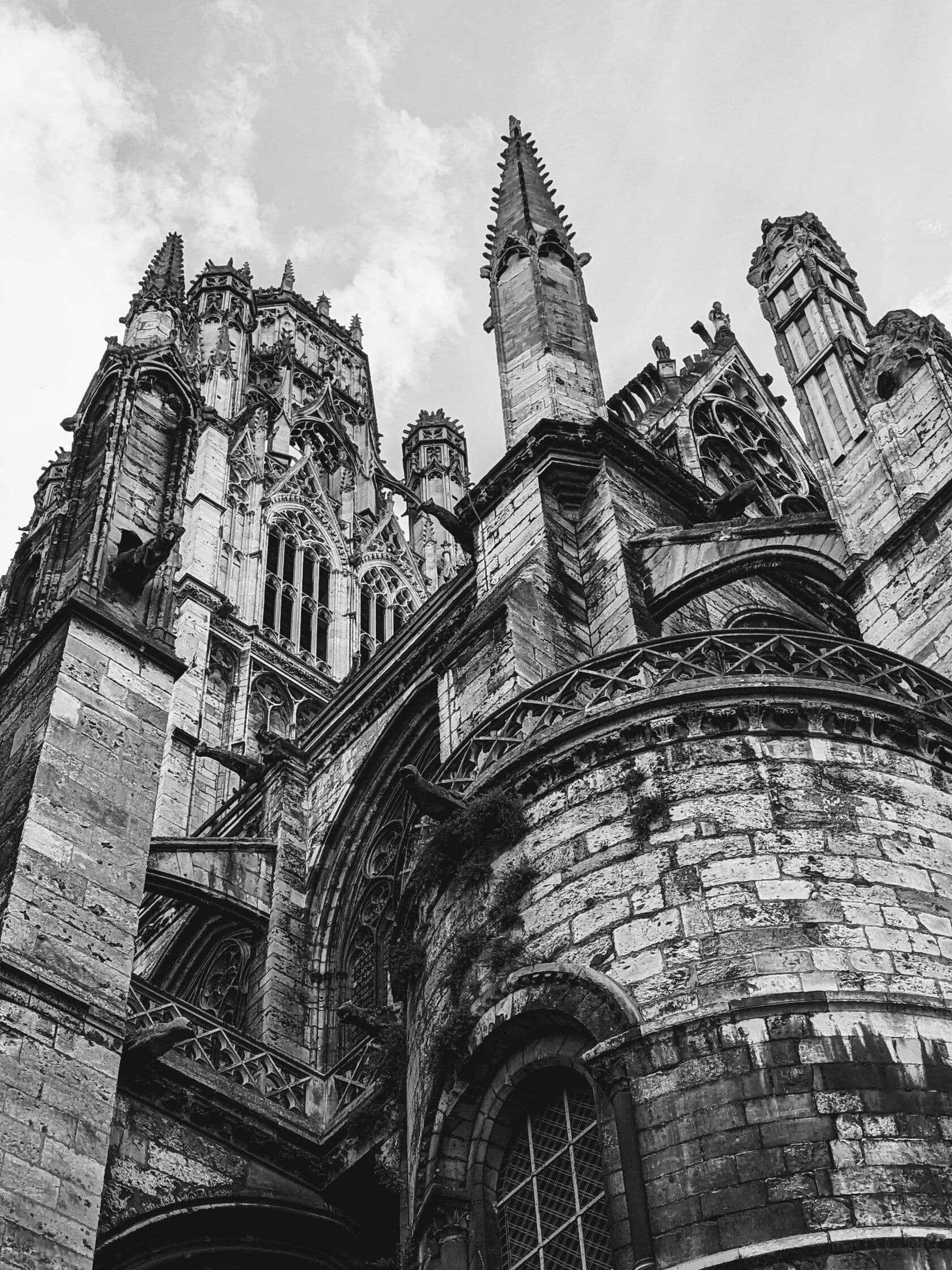 Flèches gothiques de la cathédrale de Rouen, France, vues en contre-plongée en noir et blanc.