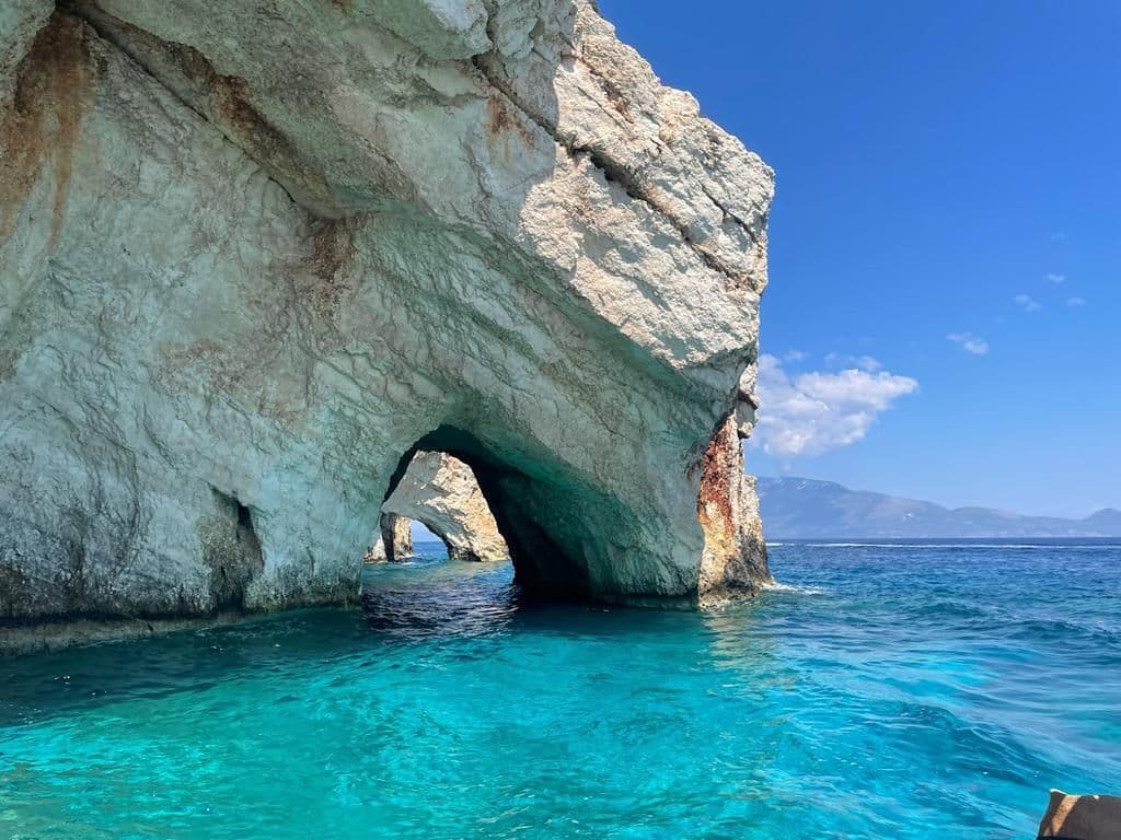 Όμορφη θέα σε μπλε νερά και μια βραχώδη αψίδα