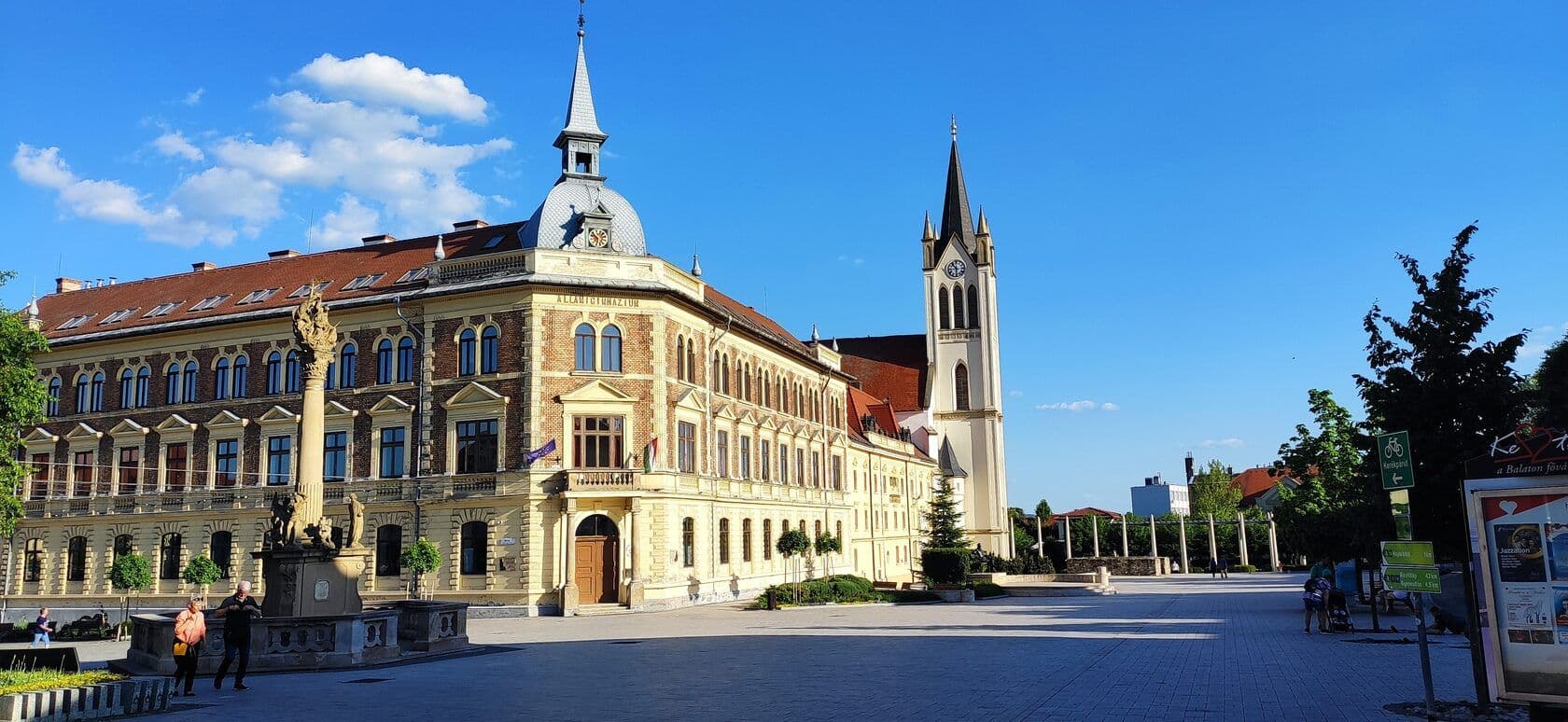 Veszprém hangulatos óvárosa nyáron, tökéletes családi sétahelyszín a Balaton közelében.