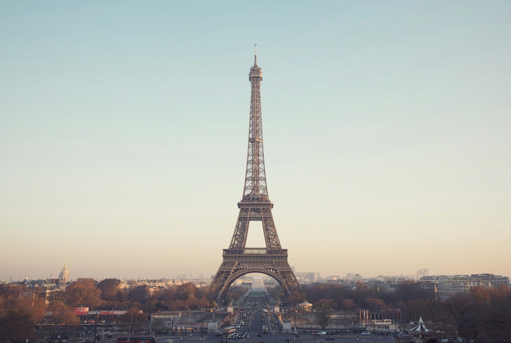 La tour Eiffel à Paris au coucher du soleil