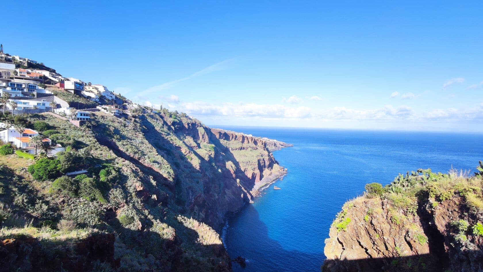 Vista bonita das falésias e do oceano azul em Portugal